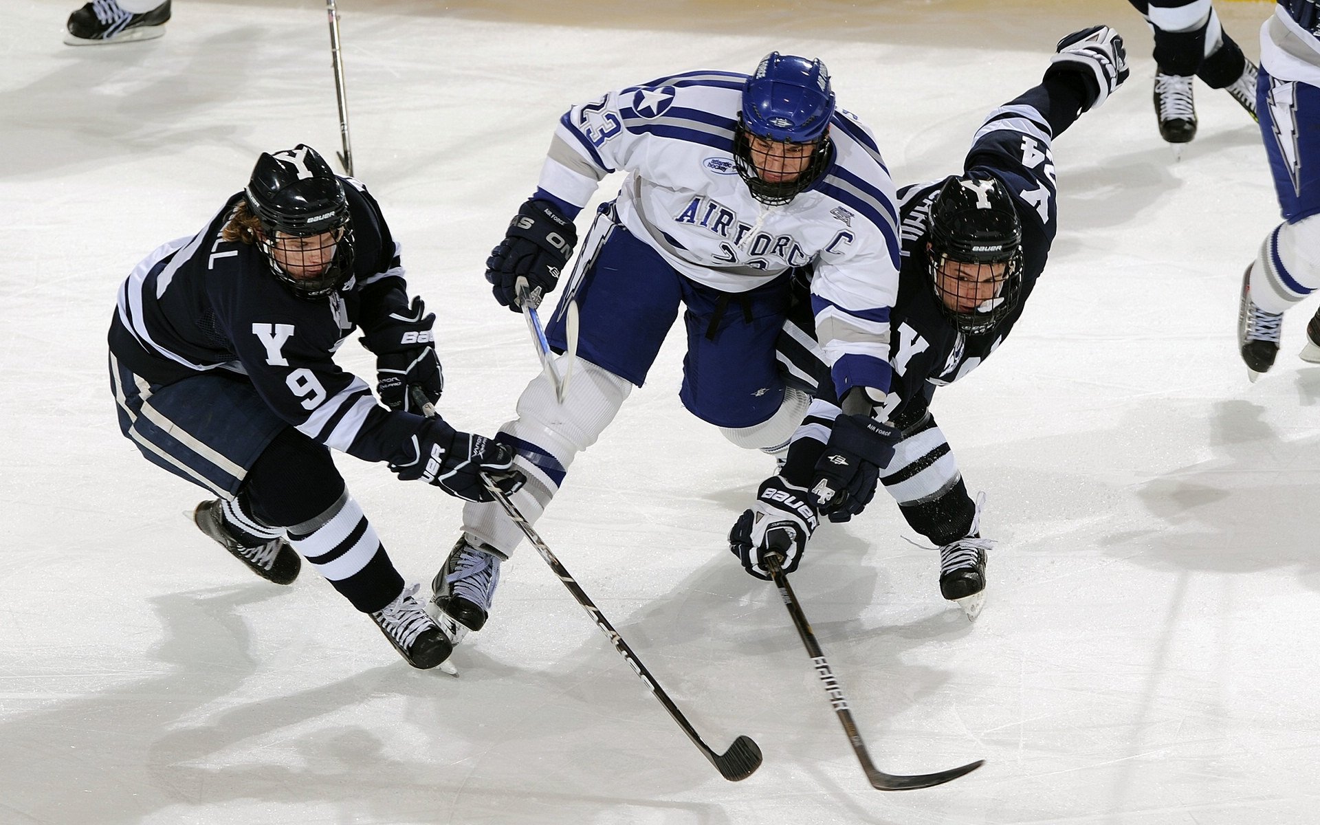 爱游戏登录入口-融合“足球+科技”创新成果在行业内掀起行业深度变革潮流,融合足球队